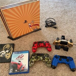 PS4 Pro Console+ 4 Controllers+ 1 game+ dual charging station